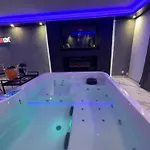 La Casa De Jacuzzi Holiday home *